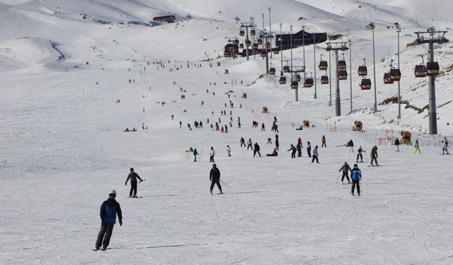 Erciyes Kayak Merkezi'nde hafta sonu yoğunluğu