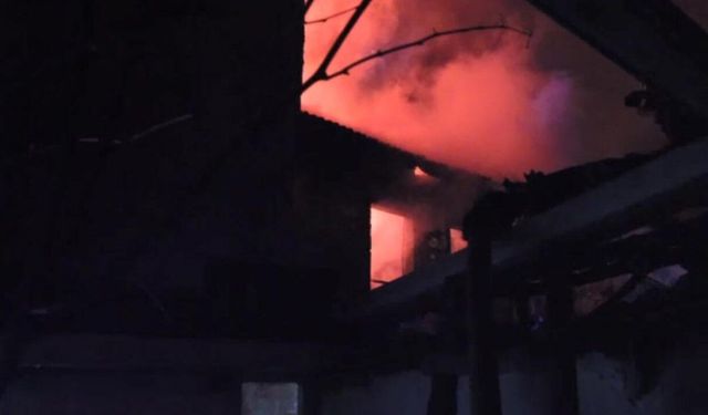 Eskişehir’de 2 katlı evde çıkan yangını itfaiye söndürdü