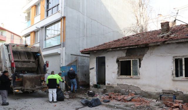Eskişehir’de kötü kokular gelen evden 6 ton çöp çıktı