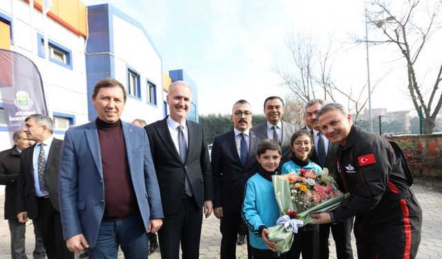 İlk Türk astronot Alper Gezeravcı, Bursa'da öğrencilerle buluştu