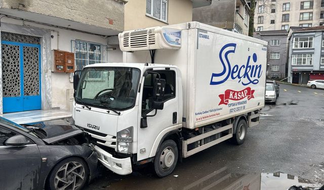 İstanbul- Beyoğlu'nda kamyonet 7 araca çarptı; şoförü kazadan sonra kaçtı