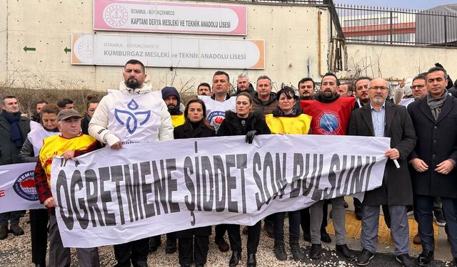 İstanbul- Büyükçekmece'de eğitimciler müdür yardımcısının bıçaklandığı okul önünde toplandı