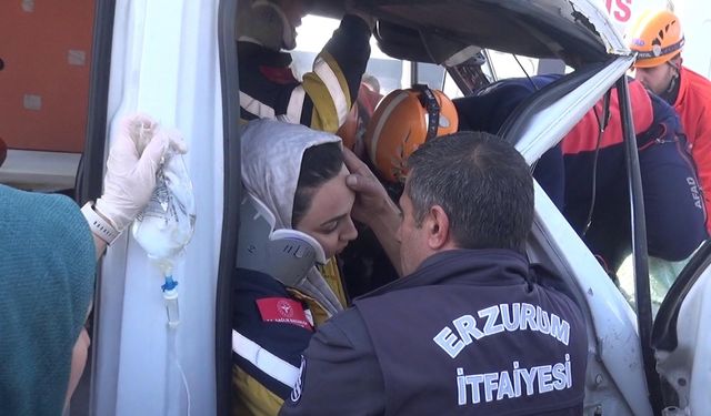 Kaza ihbarına giden ambulans, TIR'a çarptı; 3 sağlık görevlisi yaralı / Ek fotoğraflar