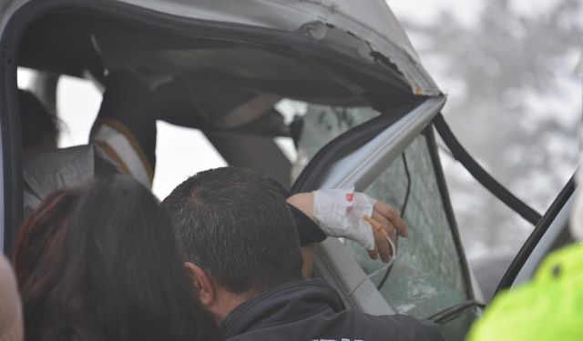 Kaza ihbarına giden ambulans, TIR'a çarptı; 3 sağlık görevlisi yaralı