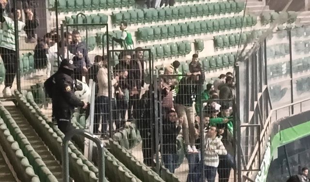 Kocaelispor-Iğdır FK maçında Iğdır taraftarları koltukları parçaladı, 1 polis yaralandı