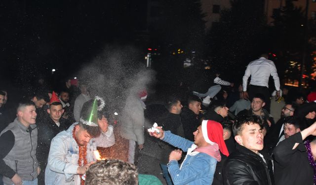 Konya'da sokakta yeni yıl kutlaması