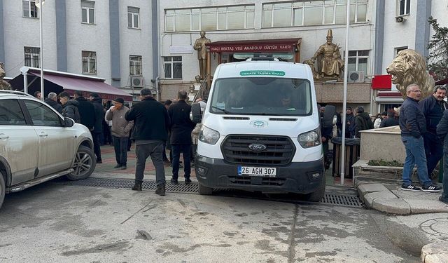 Otomobilini iterken kalp krizi geçirip öldü
