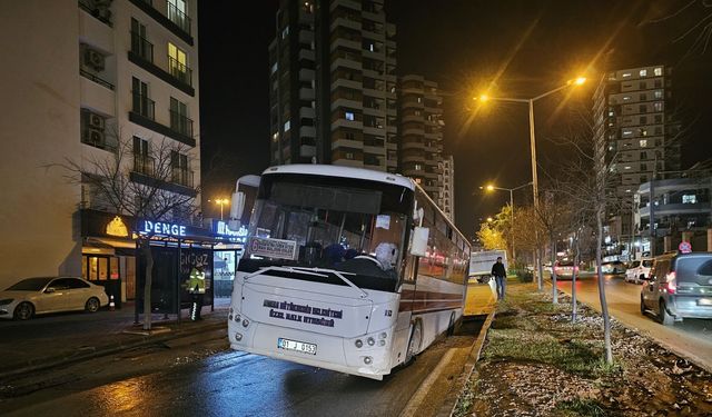 Özel halk otobüsü, su borusunun patlamasıyla oluşan göçüğe düştü