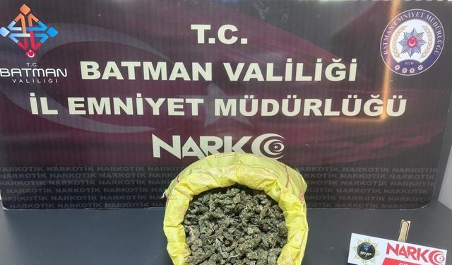 Polisten kaçarken otomobilden attıkları çuvaldan 4 kilo uyuşturucu çıktı; 6 tutuklama