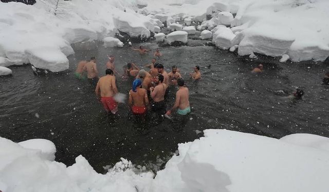 Rize'de Kar Yağışına Rağmen Derede Yüzdüler