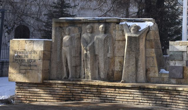 Sivas Kongresi ruhunu taşa yansıtan 60 yıllık anıtın yenilenmesi için çalışma