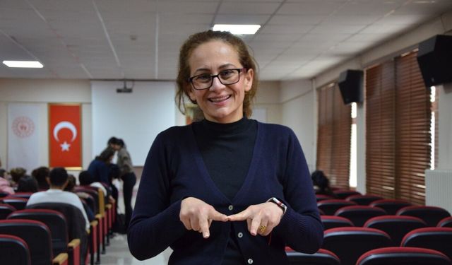 2 yıl sonra mesleğine dönen depremzede öğretmen, işaret dili eğitimi veriyor