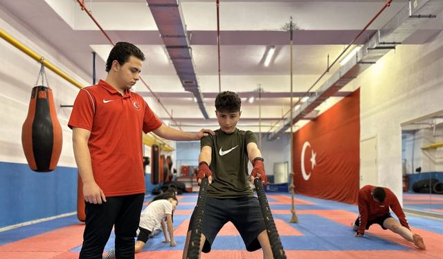 Beyin kanaması geçirince bıraktığı kick boksu öğrettiği kardeşi, ilk turnuvada kürsüye çıktı