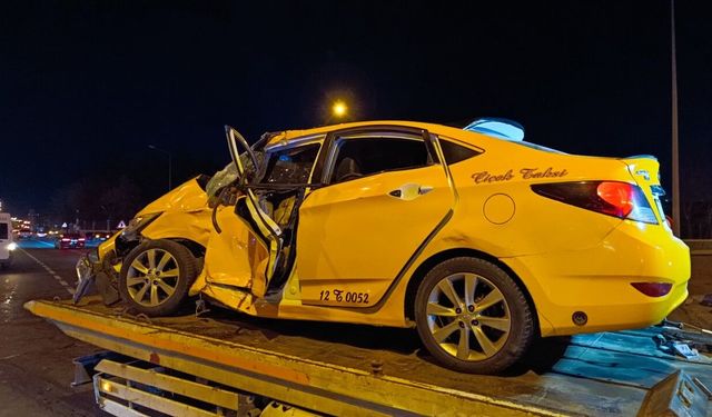 Bingöl'de yolcu otobüsü ile taksi çarpıştı: 4 yaralı