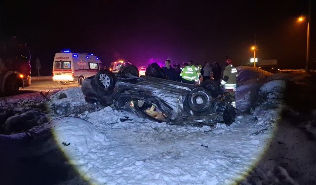 Buzlu yolda otomobil takla attı; yaralılar itfaiye tarafından kurtarıldı