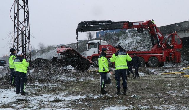 Çarpışan TIR ile Karayolları aracı köprüden uçtu: 2 ölü