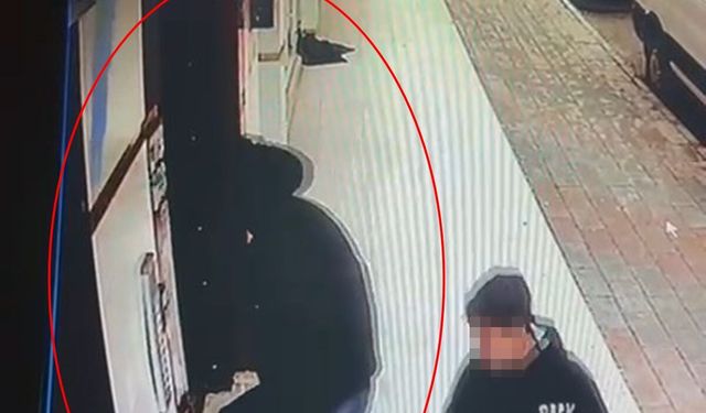 Dairenin önündeki ayakkabıyı çalıp, yerine terlik bıraktı