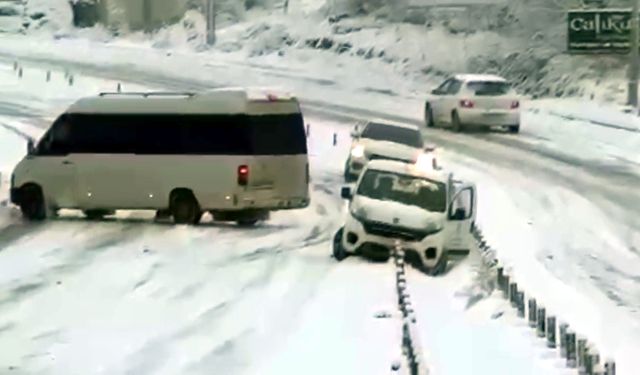 Düzce’de kar yağışı nedeniyle trafik aksadı / Ek fooğraflar