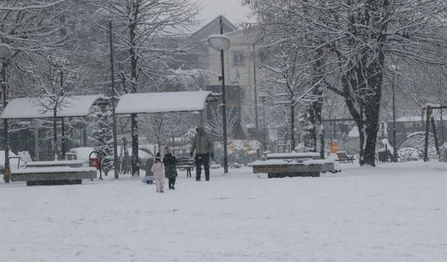 Düzce’de kar yağışı nedeniyle trafik aksadı