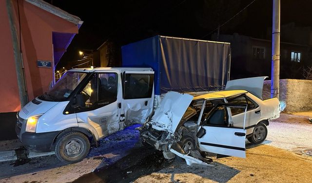 Eskişehir'de, kamyonete çarpan otomobilin sürücüsü ağır yaralandı