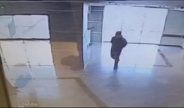 Hastane asansörüne tekme atıp, zarar verdi; o anlar kamerada
