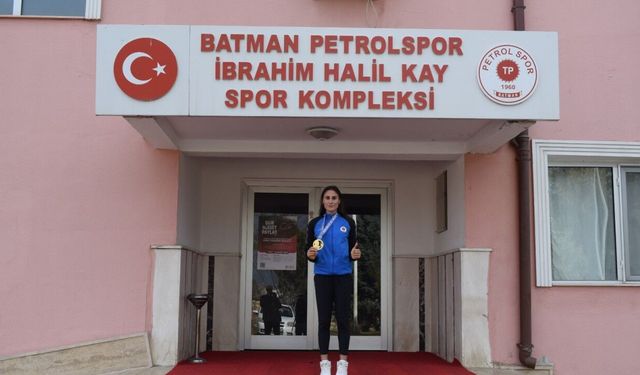 İtalya'da şampiyon olan Ruken, kupasını kız çocuklarına armağan etti