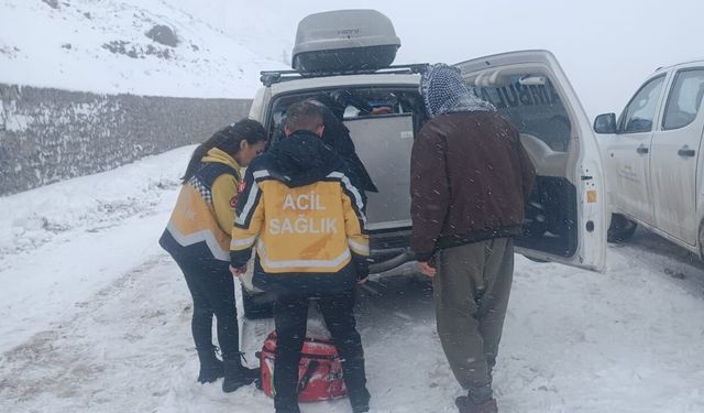 Karla kapanan yolu ekipler açtı, ambulanstaki hasta hastaneye ulaştırıldı