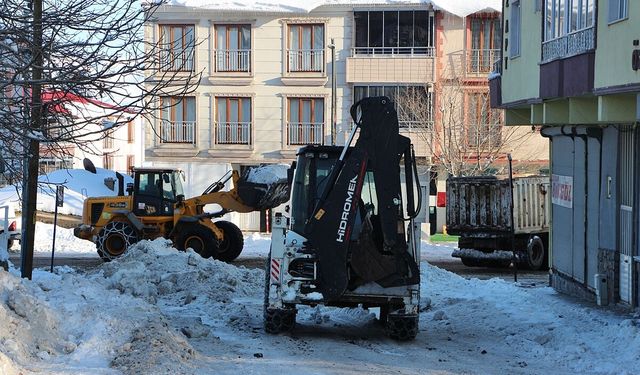 Karlıova ilçe merkezinde biriken kar, kamyonlarla taşınıyor