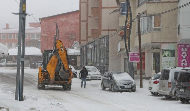 Karlıova’da 5 köy yolu kar yağışı nedeniyle ulaşıma kapandı