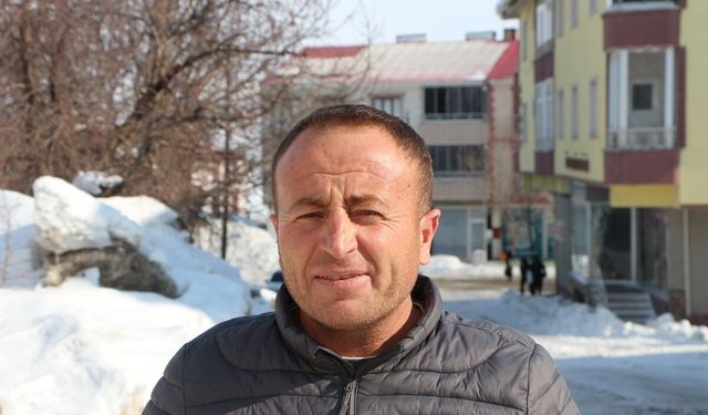 Karlıova'da biriken kar, kamyonlarla ilçe dışına taşınıyor