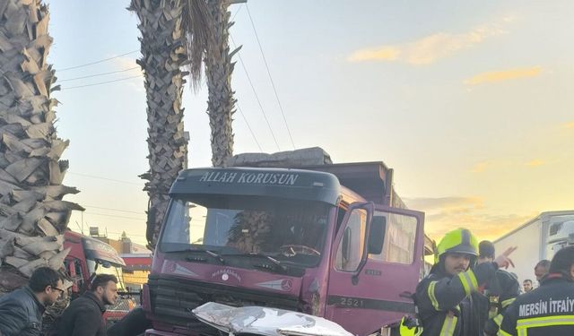 Karşı şeride geçip, kamyonla çarpışan otomobilin sürücüsü öldü; kaza kamerada