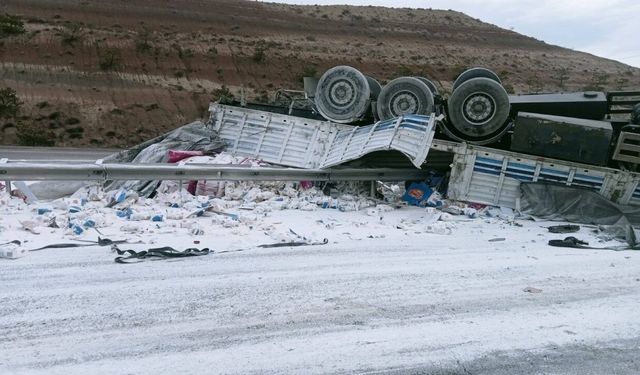 Kırıkkale'de un yüklü TIR devrildi; sürücü yaralı