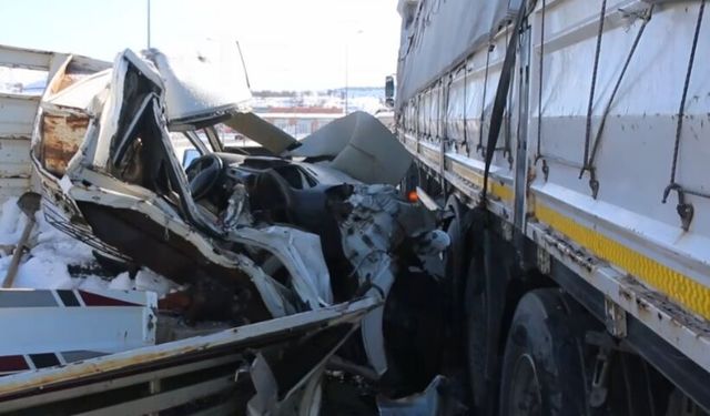 Malatya'da kamyonet TIR'a çarptı: 1 ölü, 1 yaralı