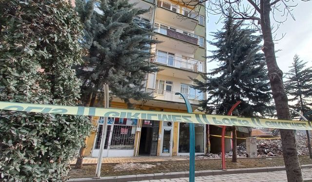 Malatya'da yıkımı yapılan bina, yanındaki apartmana zarar verdi