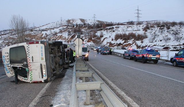 Malatya'da yolcu minibüsü devrildi: 8 yaralı