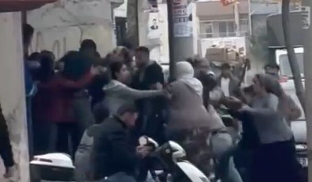 Mersin’de sokak ortasında taşlı sopalı kavga kamerada