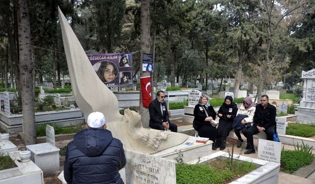 Özgecan Aslan, mezarı başında anıldı