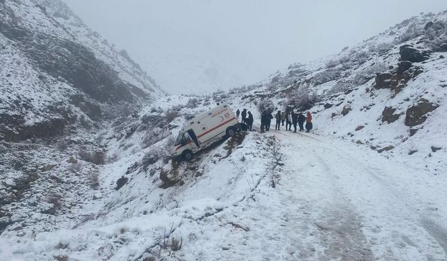 Şarampole savrulan cenaze aracı, kaya parçası sayesinde durdu