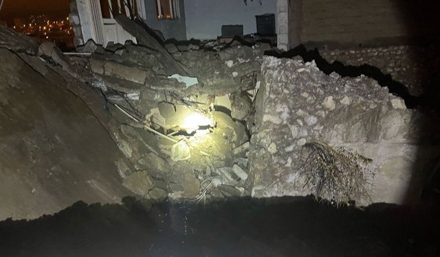 Siirt’te 2 katlı metruk bina çöktü