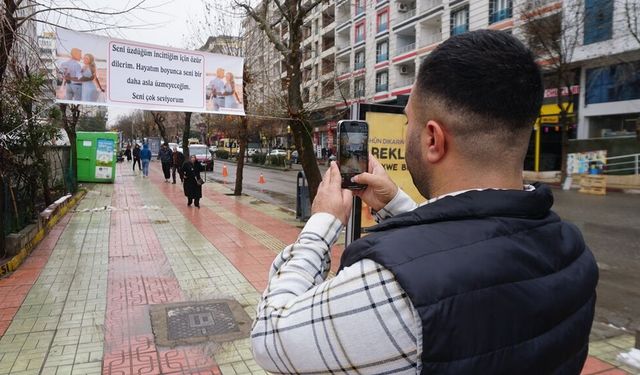 Tartıştığı eşinden, astığı pankartla özür diledi