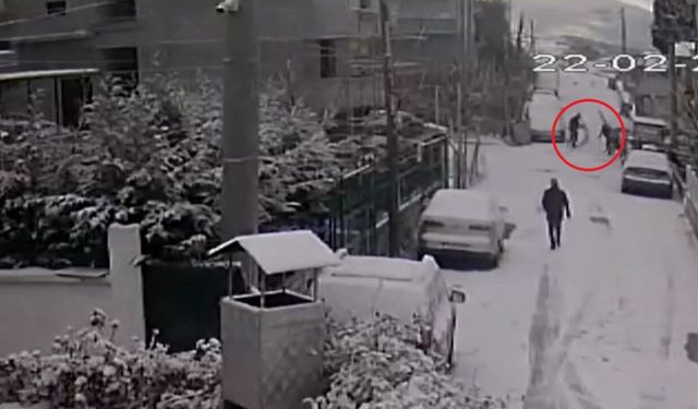Yalova'da karlı yolda kayan otomobil duvara çarptı