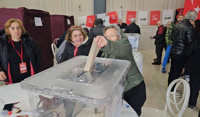 99 yaşında CHP'nin ön seçiminde oy kullanmaya geldi (2)