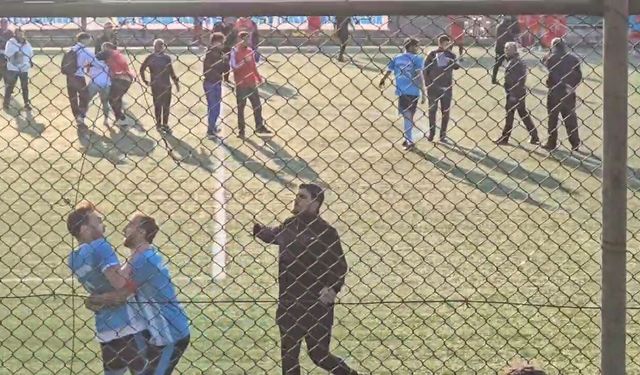 Adana'daki amatör lig maçında saha karıştı, futbolcular birbirine girdi