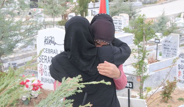 Arife gününde Deprem Şehitliği'nde ziyaretçi yoğunluğu