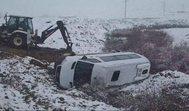 Bingöl'de işçileri taşıyan minibüs, şarampole devrildi; 9 yaralı