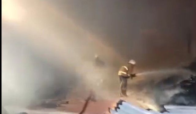 Cizre’de gıda imalathanesinin deposu yandı