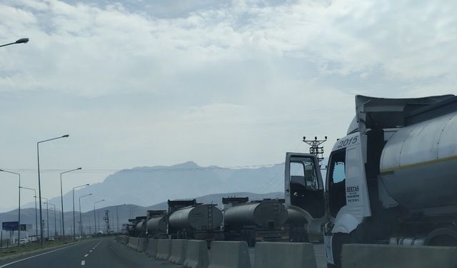 Habur Sınır Kapısı'nda araç kuyruğu