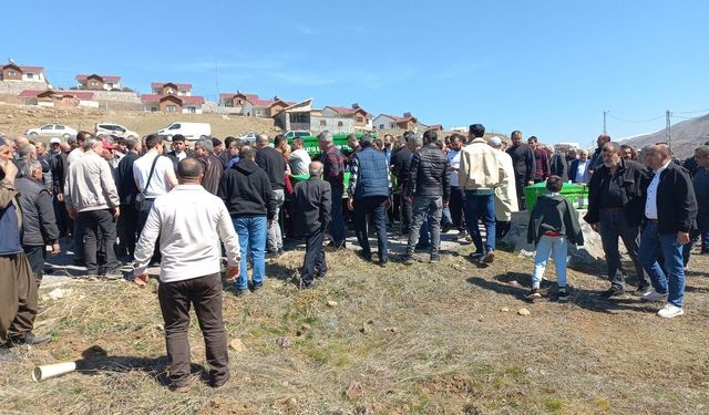 Hastane dönüşü kazada ölen aynı aileden 3 kişi, yan yana toprağa verildi