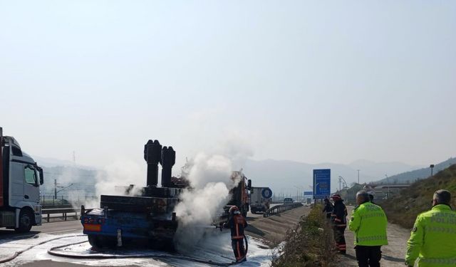 İş makinesi yüklü TIR’ın dorsesi yandı