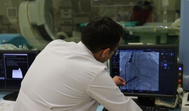 Kalbinde delik olan hasta, kasıktan anjiyografi yöntemiyle sağlığına kavuştu